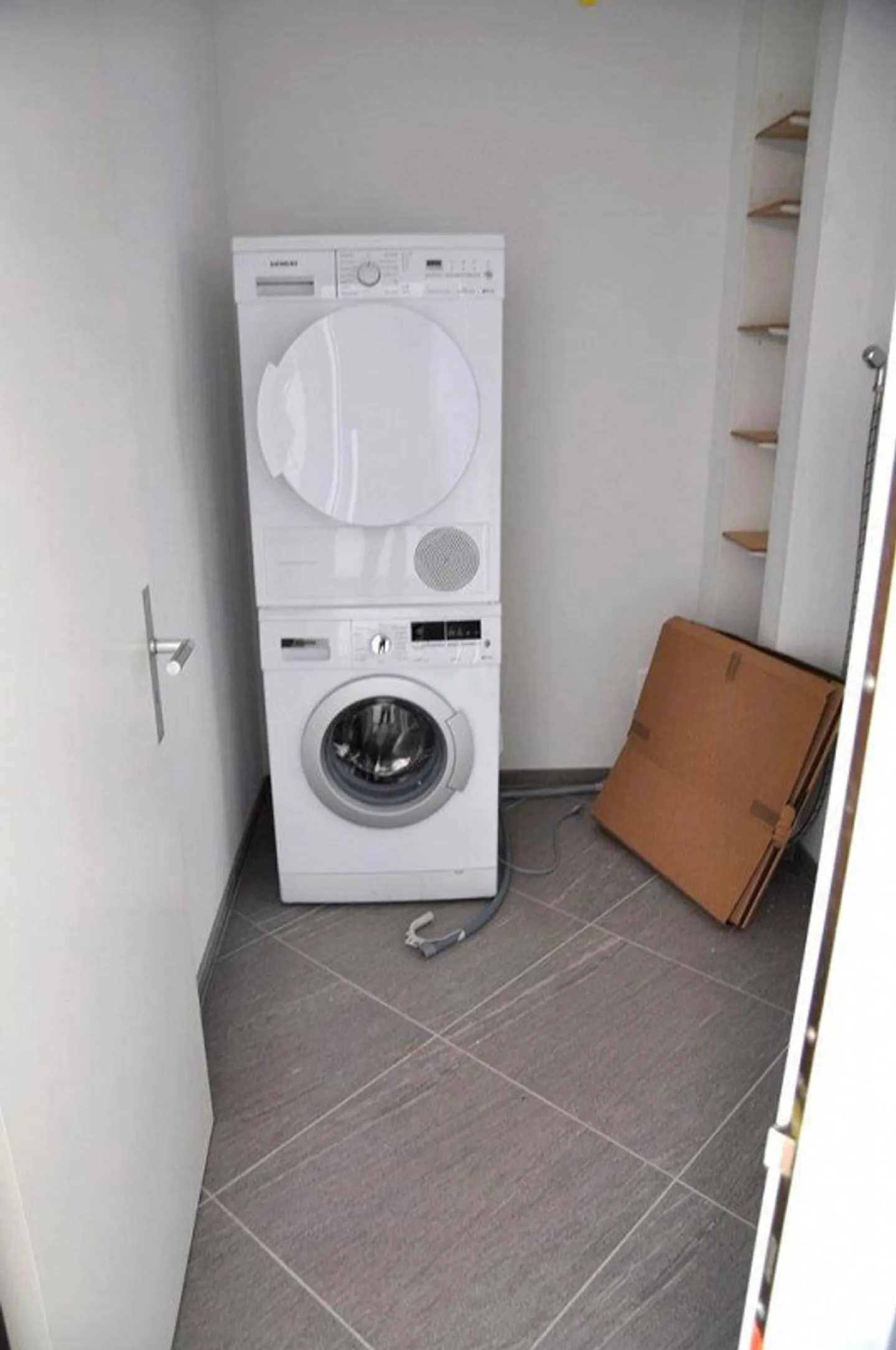 Appartement lumineux et moderne de 2 ½ pièces dans un immeuble commercial/résidentiel - Photo 6 sur 7