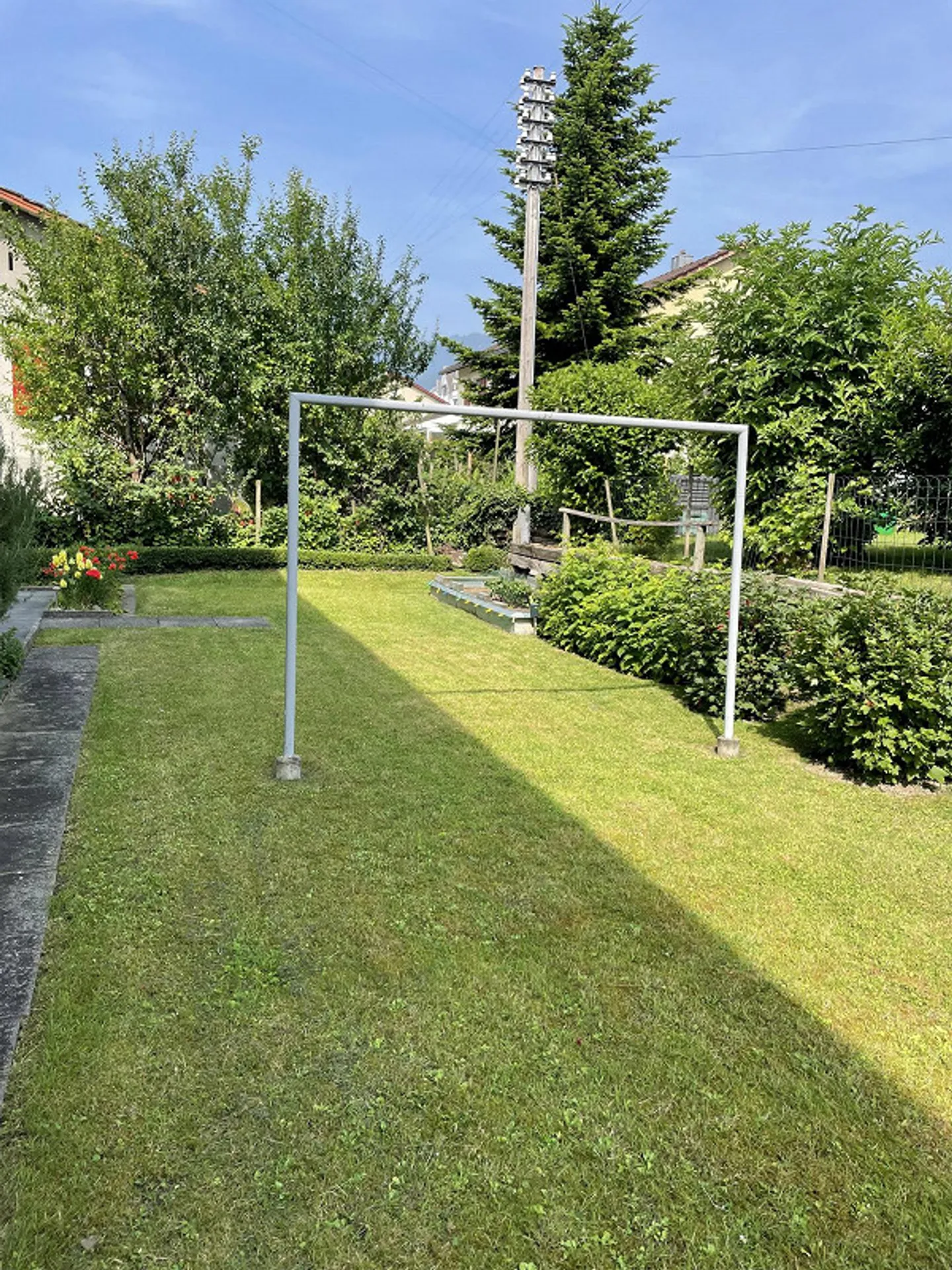 Comprehensively renovated 5.5-room house with garden and garage - Photo 13 of 14