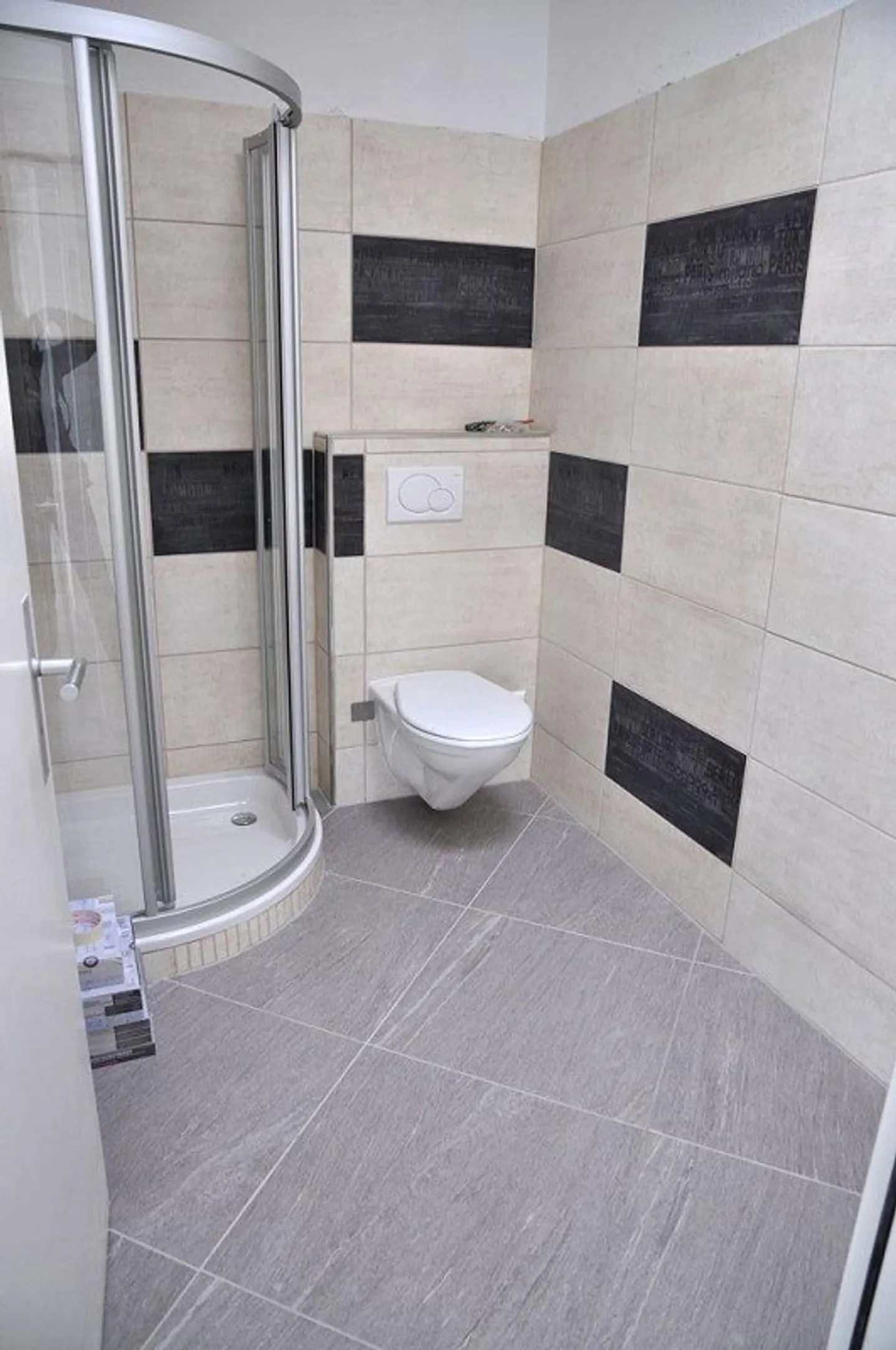 Appartement lumineux et moderne de 2 ½ pièces dans un immeuble commercial/résidentiel - Photo 5 sur 7
