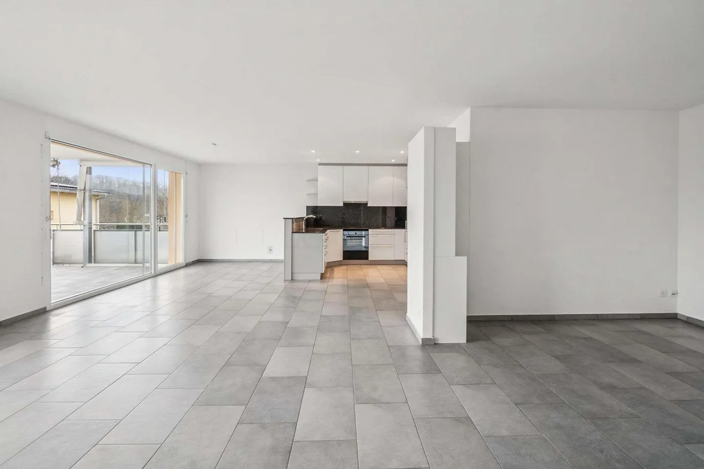 Appartement spacieux et lumineux de 2,5 pièces dans le calme de Dachsen... - Photo 1 sur 10