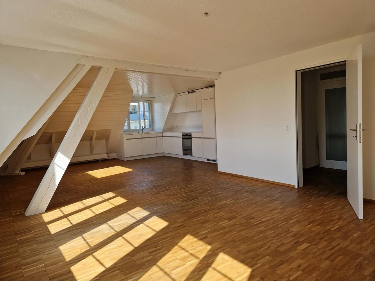 Charmante Dachwohnung - Foto 2 von 7