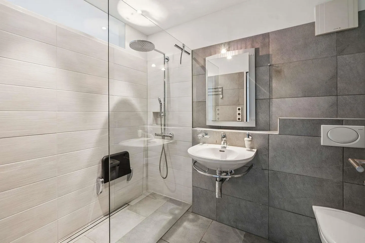 Appartement spacieux et lumineux de 2,5 pièces dans le calme de Dachsen... - Photo 6 sur 10