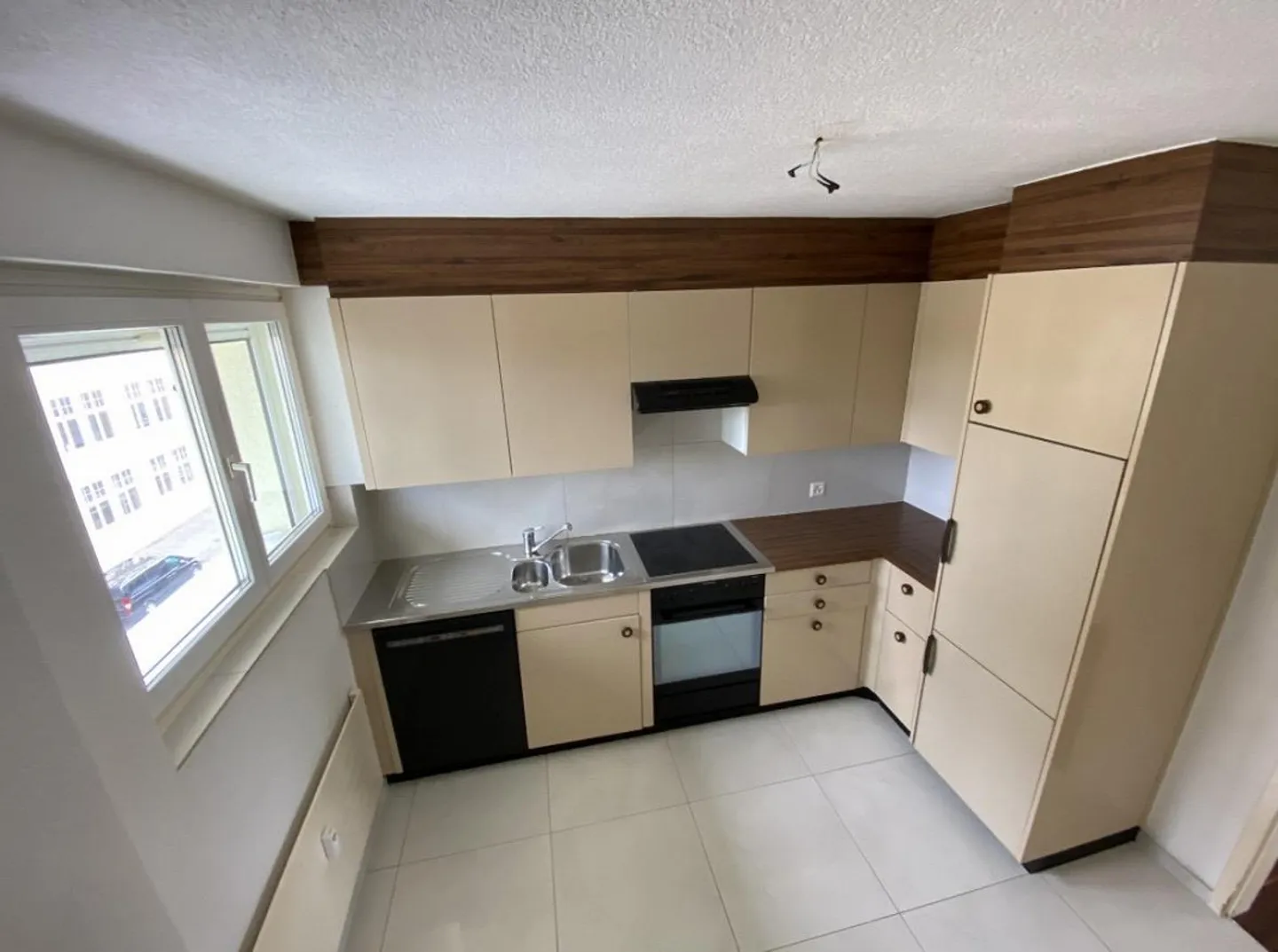 Appartamento affascinante di 4,5 stanze in un quartiere residenziale ben tenuto in affitto - Foto 7 di 8