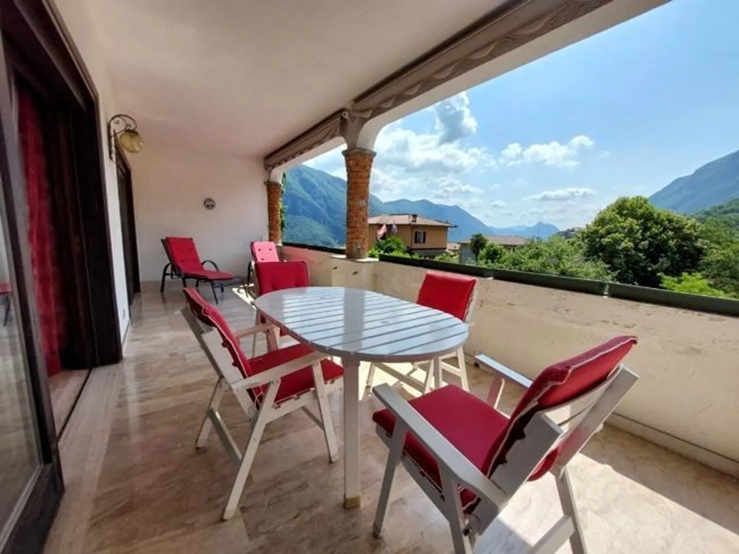 ITALIE - 5 km de la frontière suisse avec terrasse et garage 2,5 pièces - Photo 1 sur 10