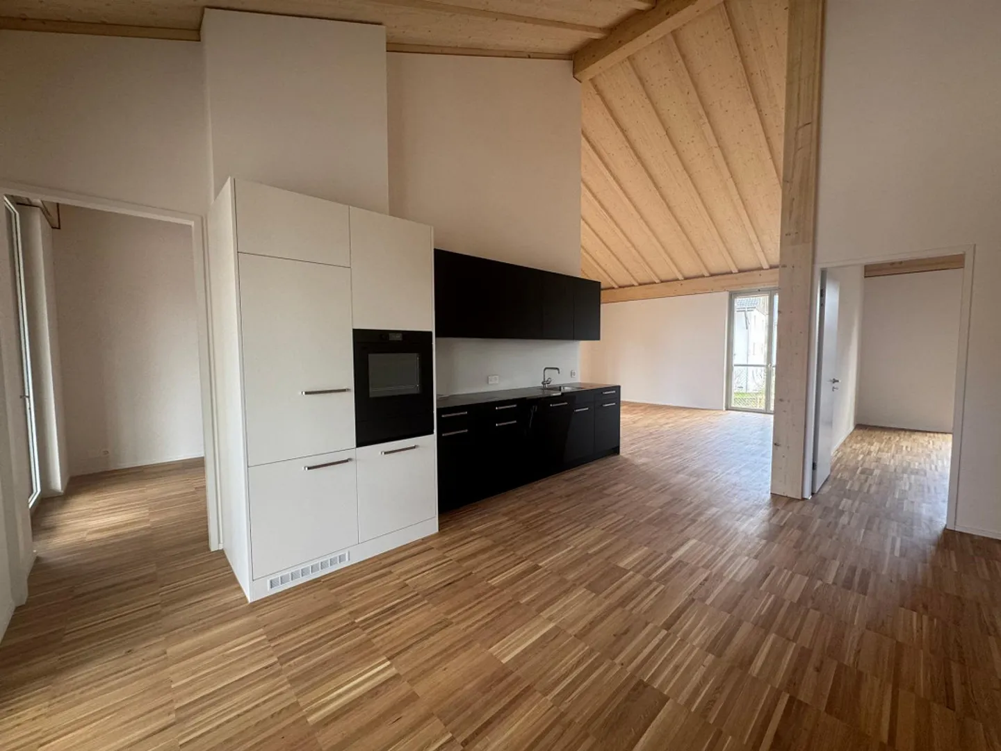 Modern 3.5-room apartment with high ceilings and elevator access - Photo 8 of 13