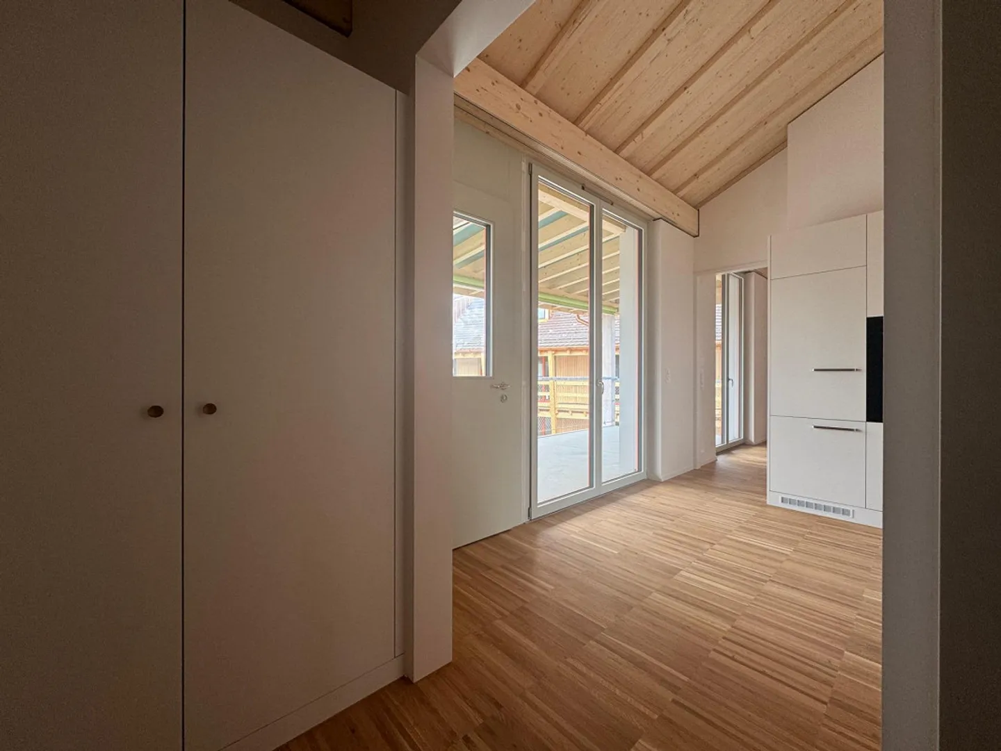 Modern 3.5-room apartment with high ceilings and elevator access - Photo 9 of 13