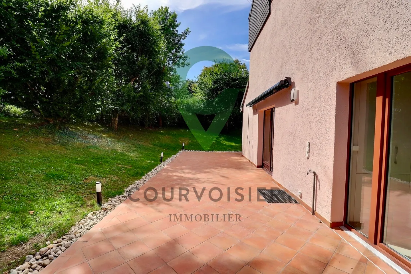 Maison familiale rénovée avec jardin & piscine - Photo 4 sur 14
