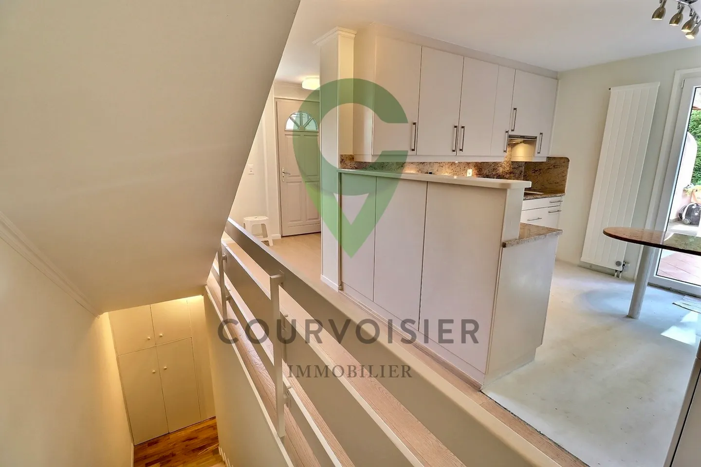 Maison familiale rénovée avec jardin & piscine - Photo 6 sur 14