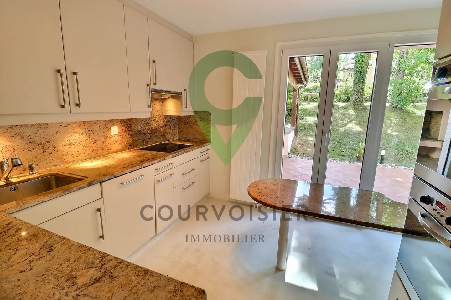 Maison familiale rénovée avec jardin & piscine - Photo 7 sur 14