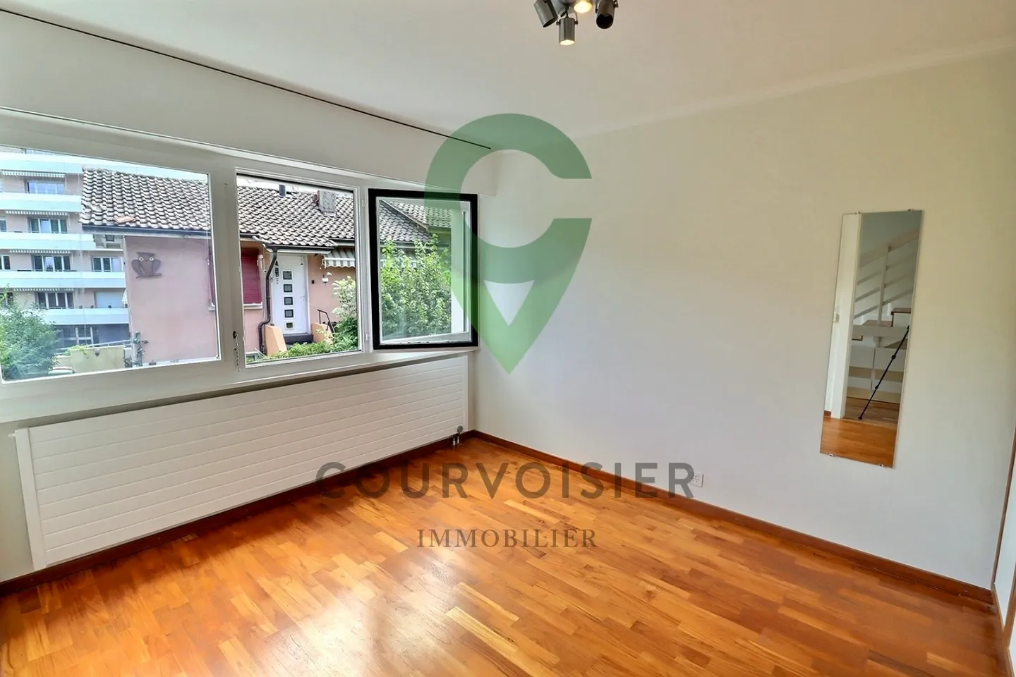 Maison familiale rénovée avec jardin & piscine - Photo 11 sur 14