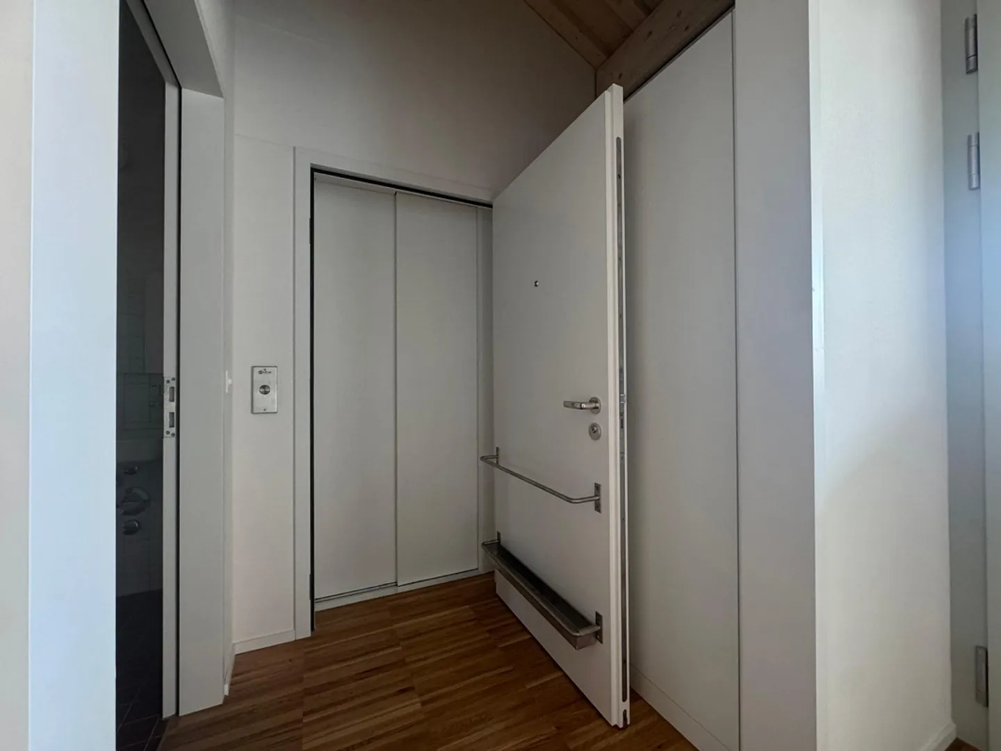 Modern 3.5-room apartment with high ceilings and elevator access - Photo 10 of 13