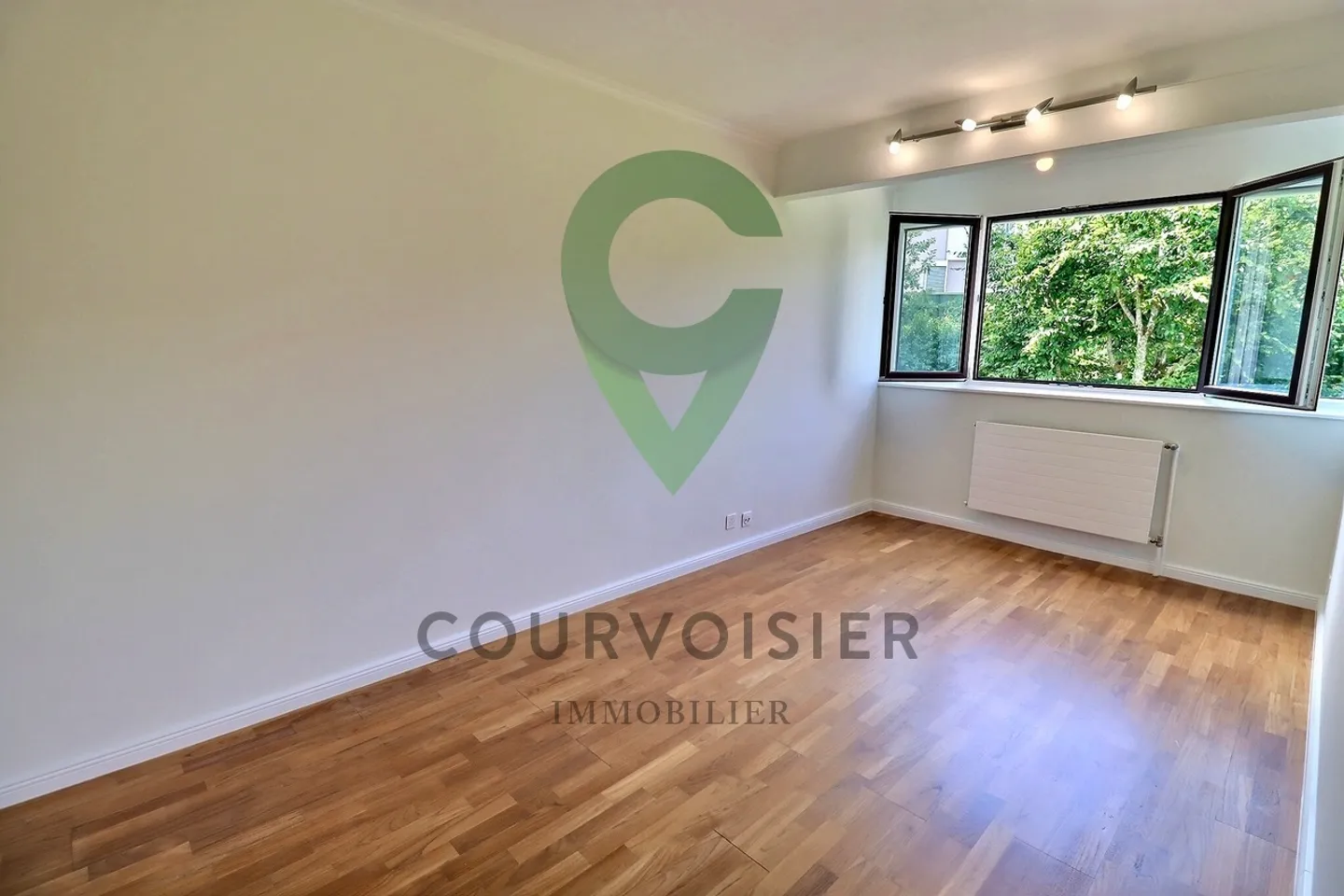 Maison familiale rénovée avec jardin & piscine - Photo 12 sur 14
