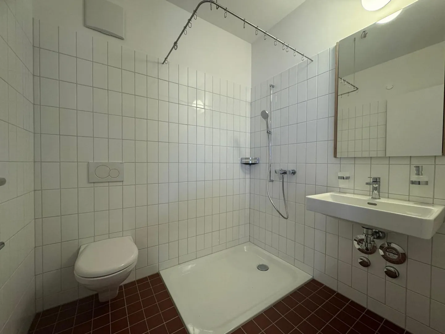 Modern 3.5-room apartment with high ceilings and elevator access - Photo 11 of 13