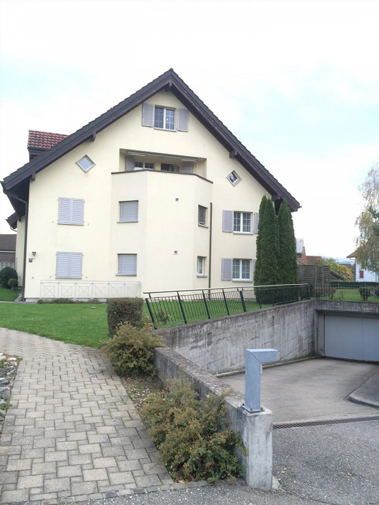 Appartement ensoleillé de 4,5 pièces avec grand balcon près du lac de Constance - Photo 2 sur 11