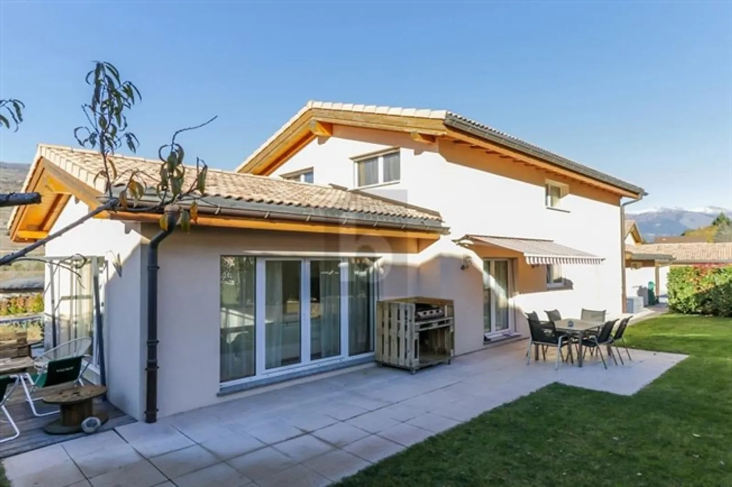 MODERNE, LUMINEUSE VUE SUR LA MONTAGNE AVEC JACUZZI - Photo 1 sur 6