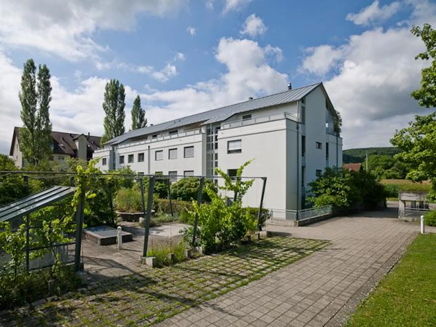 Appartement moderne avec jardin - Photo 1 sur 4