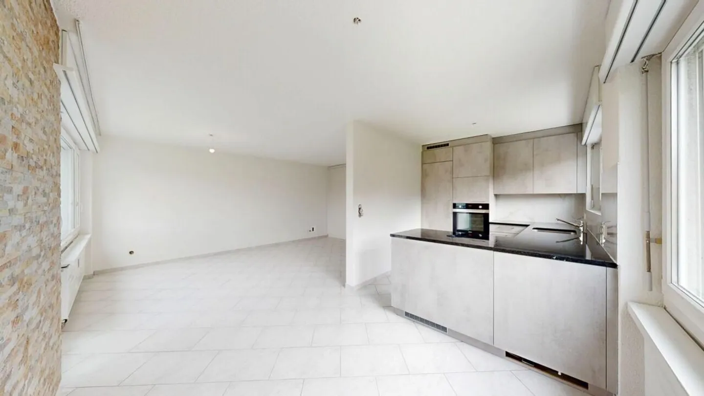 Modernized 5.5-room apartment in a green location - ready for immediate occupancy - Photo 1 of 15