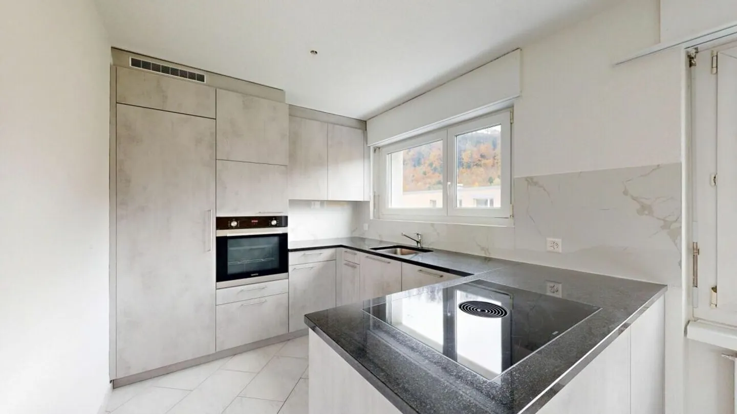 Modernized 5.5-room apartment in a green location - ready for immediate occupancy - Photo 2 of 15