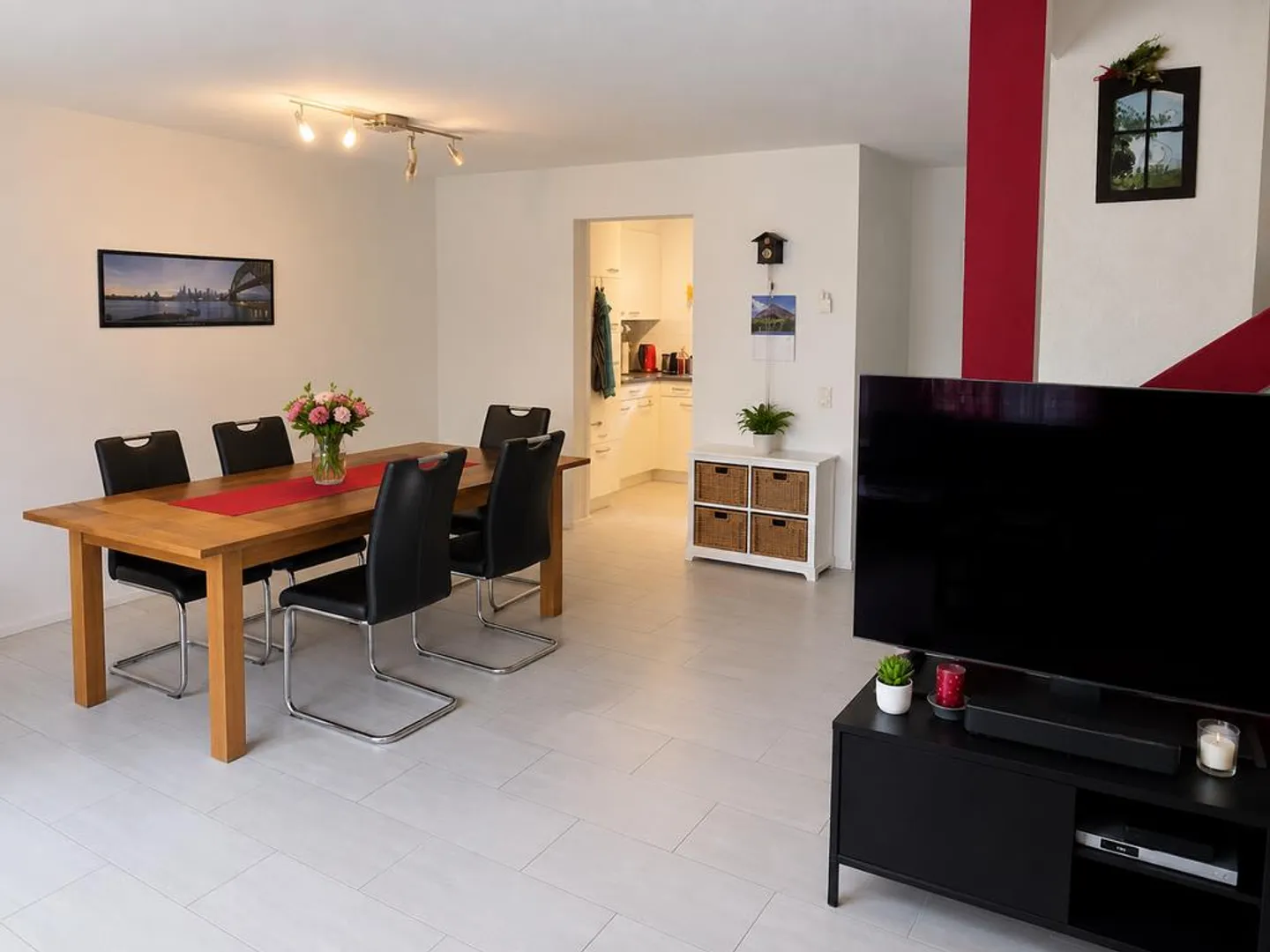 Casa unifamiliare a schiera di 6,5 stanze in un quartiere familiare - Foto 3 di 9