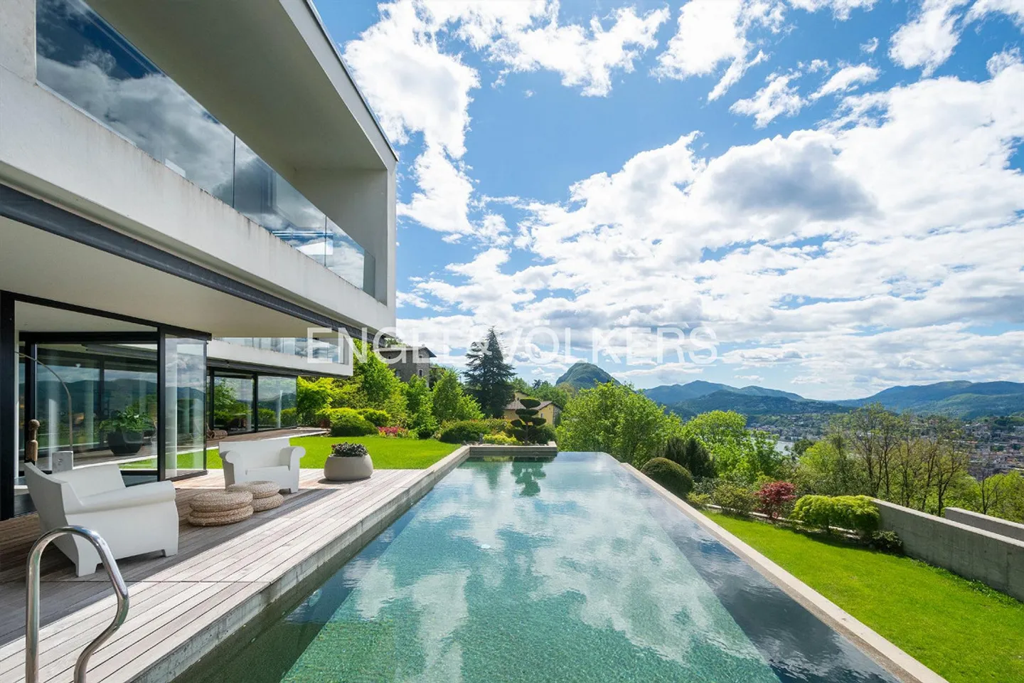Villa moderna esclusiva con piscina e vista lago - Foto 1 di 13