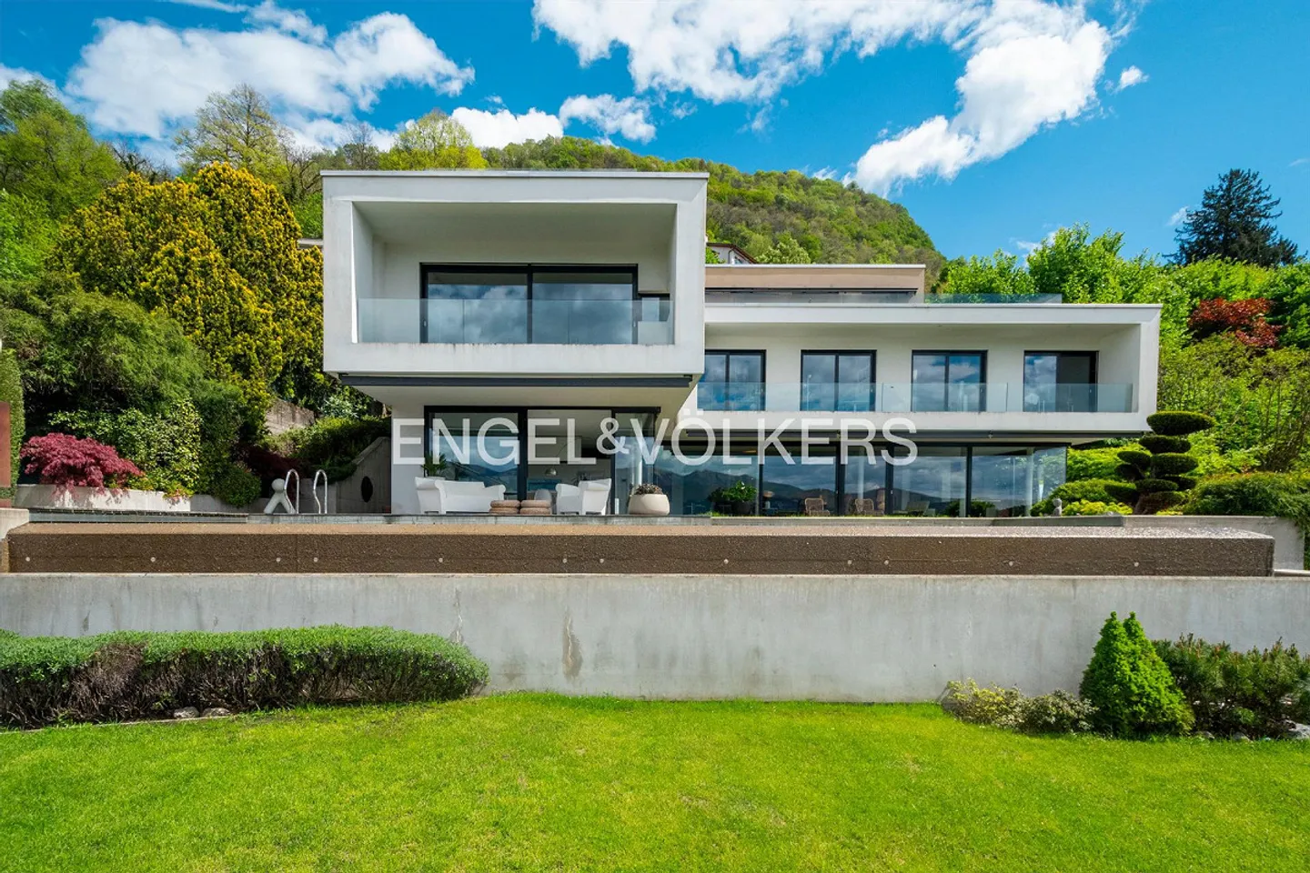 Villa moderna esclusiva con piscina e vista lago - Foto 3 di 13