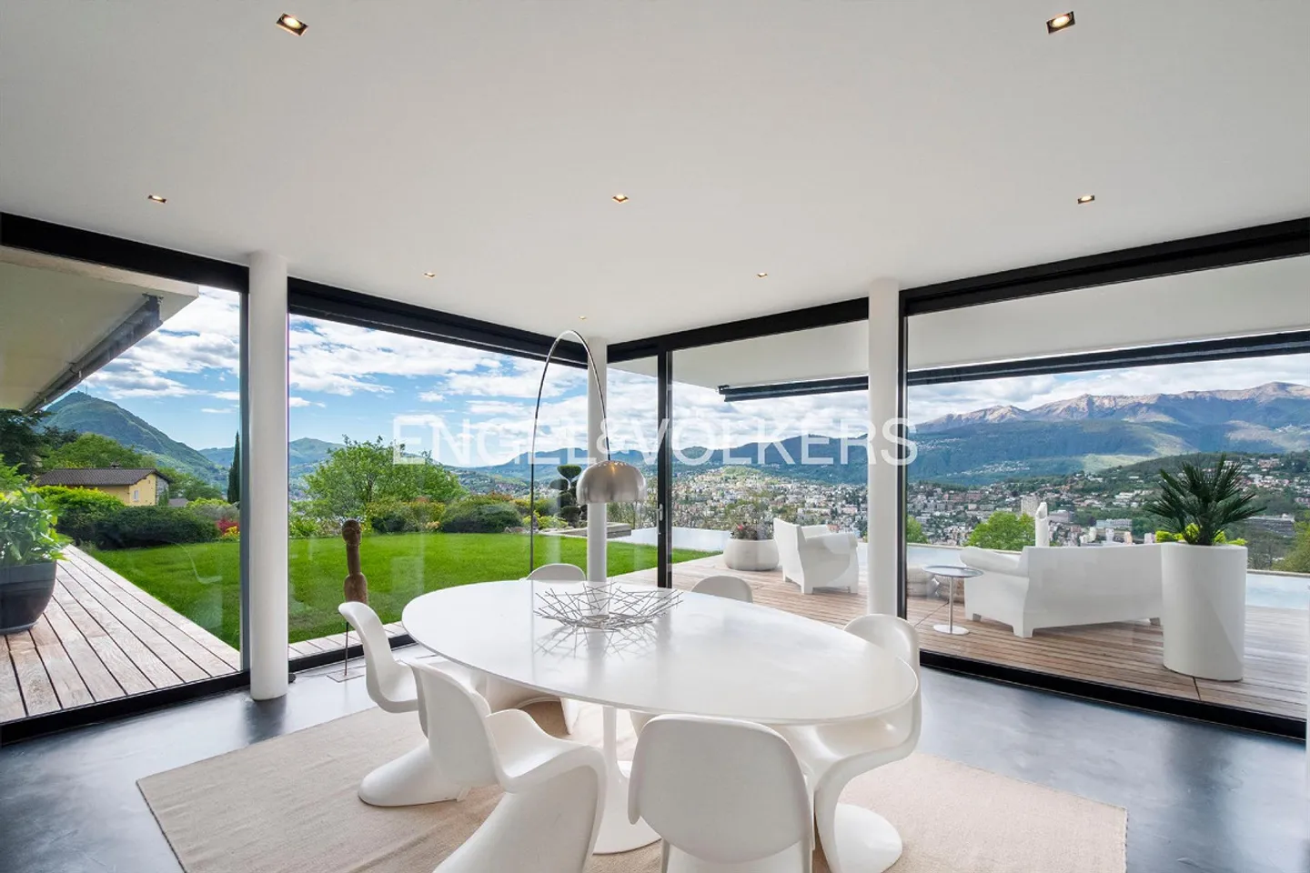 Villa moderna esclusiva con piscina e vista lago - Foto 7 di 13