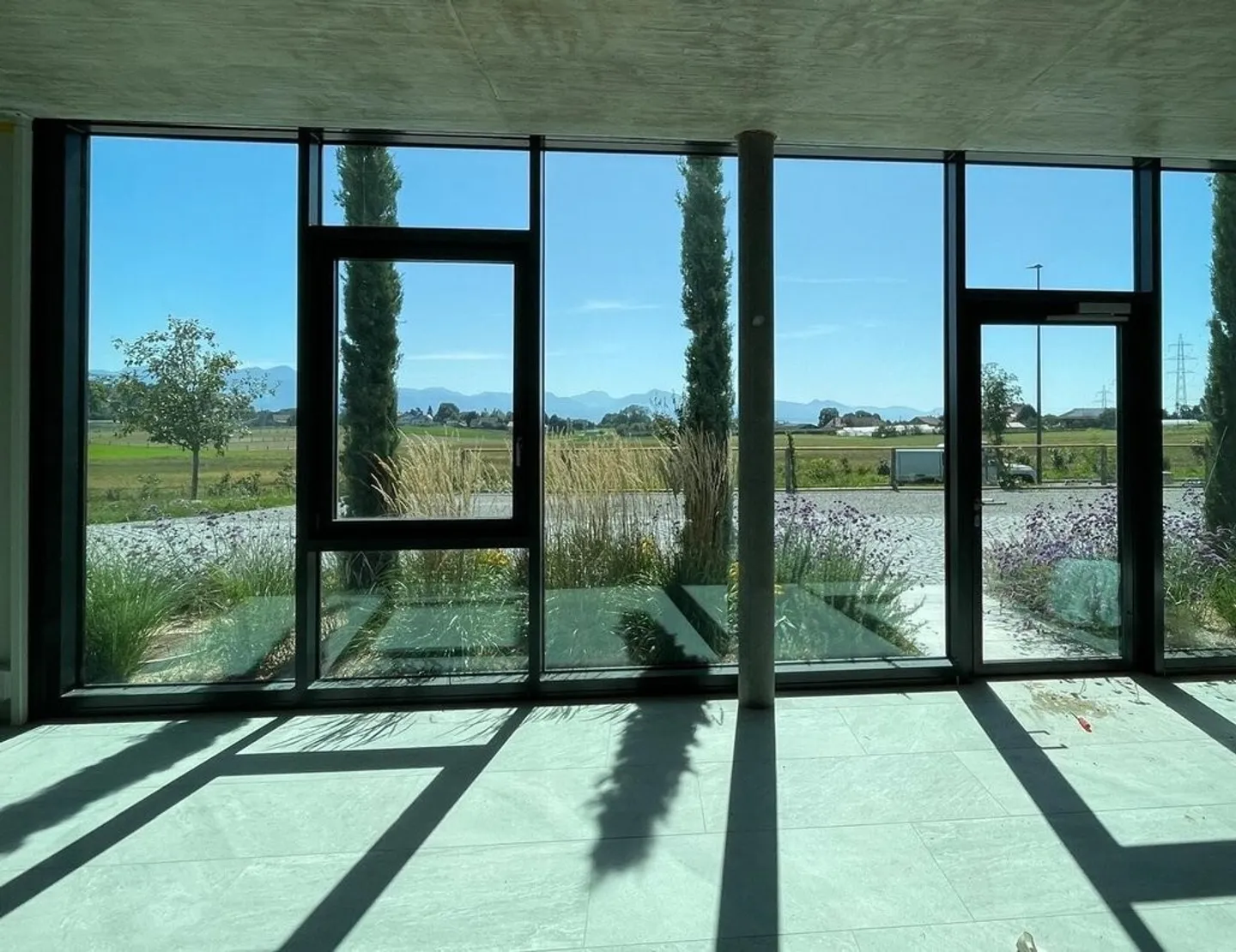 Helle Arkade in einem schönen modernen Neubau - Foto 4 von 9