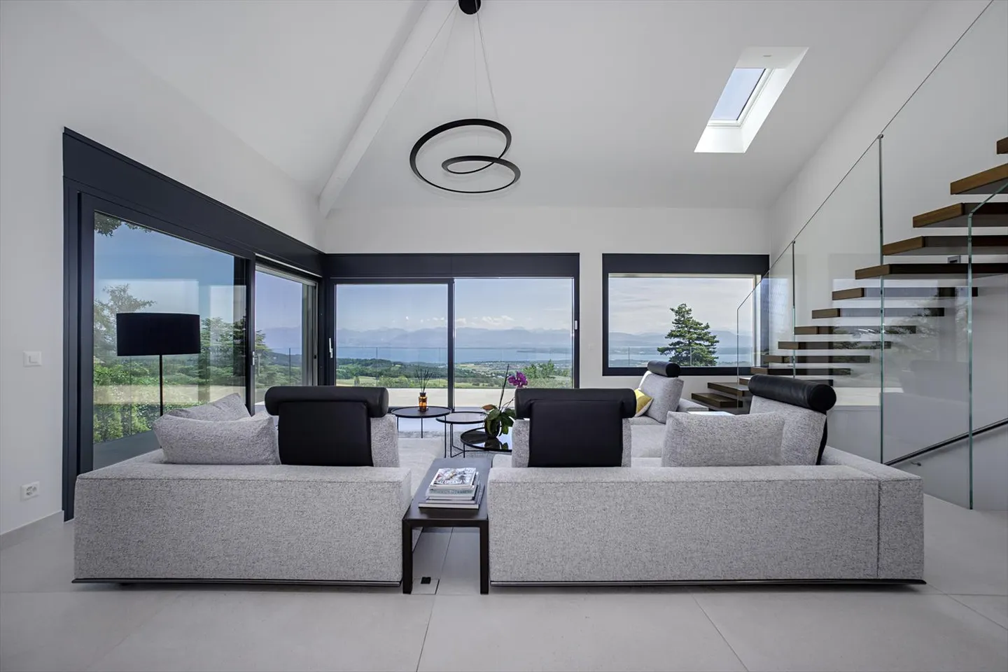 Contemporary Villa with Panoramic Views - Photo 2 of 9
