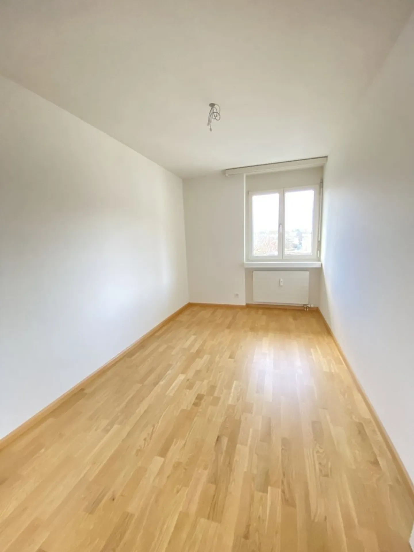Grosszügige 4.5-Zimmerwohnung mit sanierter Küche und Bad - Foto 4 von 10