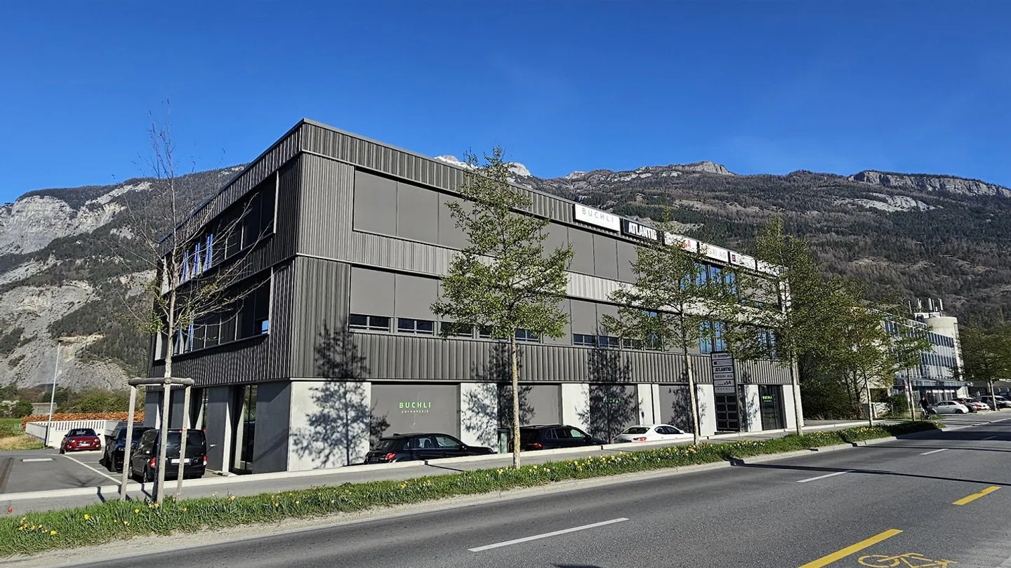 Spazio ufficio / commerciale moderno di 177 m2 al primo piano + spazio disponibile di 12m2 nel seminterrato - Foto 1 di 3