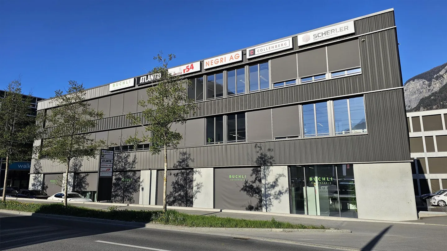 Spazio ufficio / commerciale moderno di 177 m2 al primo piano + spazio disponibile di 12m2 nel seminterrato - Foto 2 di 3
