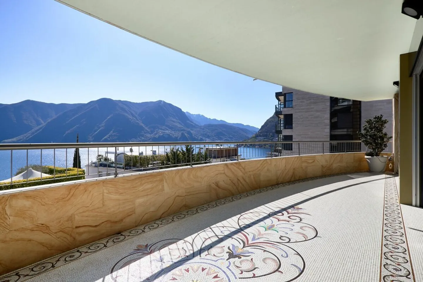 Luxury Apartment with Lake View - Photo 3 of 23