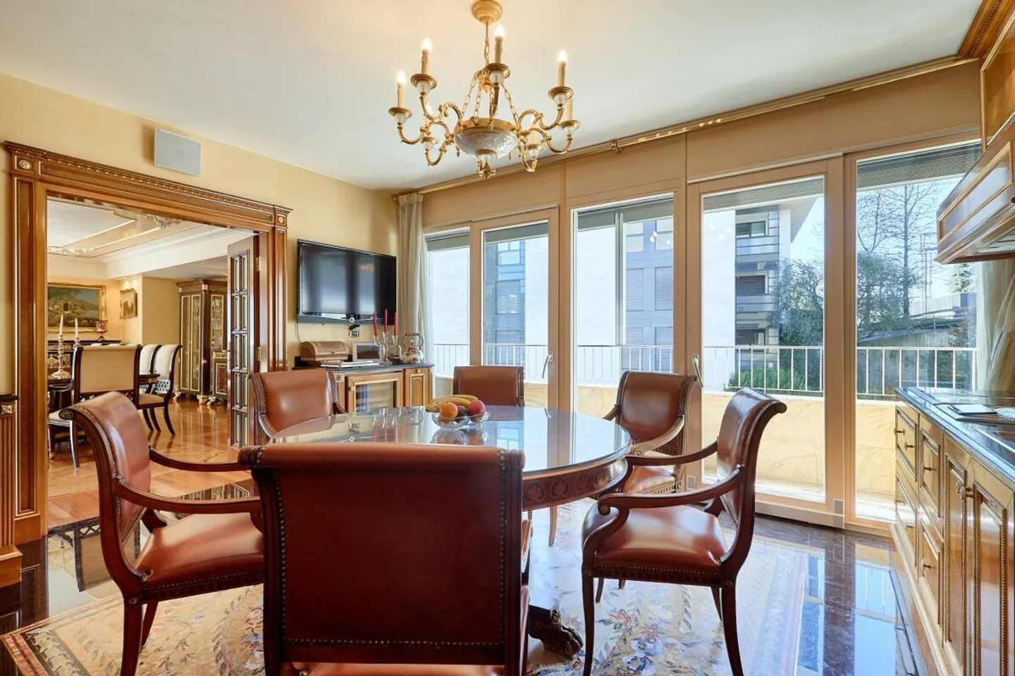 Luxury Apartment with Lake View - Photo 8 of 23