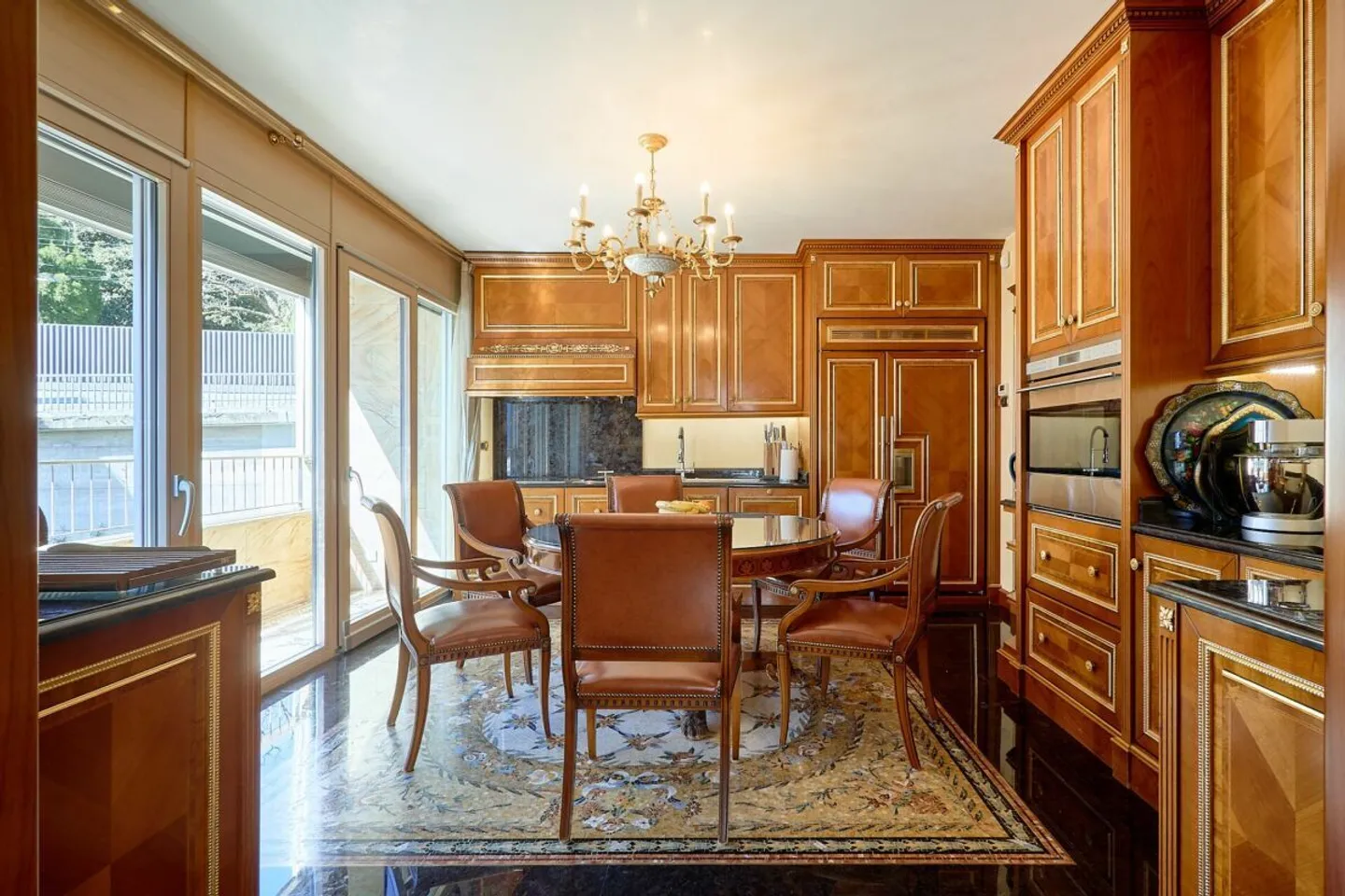 Luxury Apartment with Lake View - Photo 9 of 23