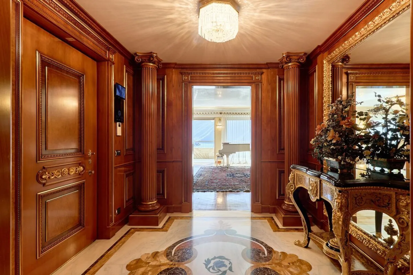 Luxury Apartment with Lake View - Photo 10 of 23