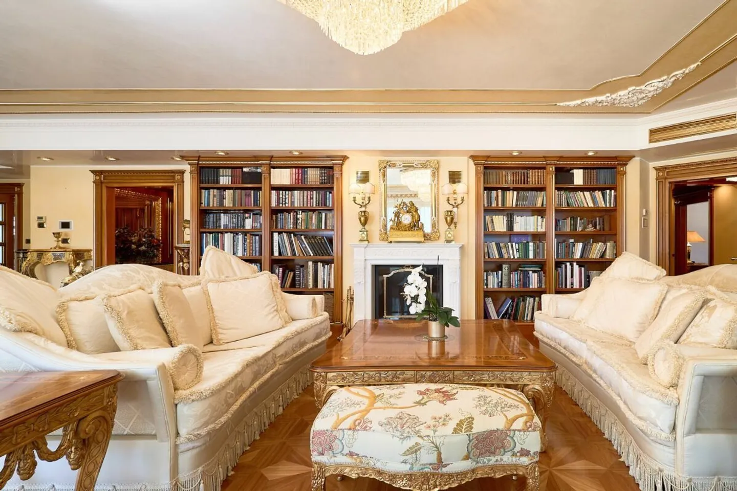 Luxury Apartment with Lake View - Photo 2 of 23