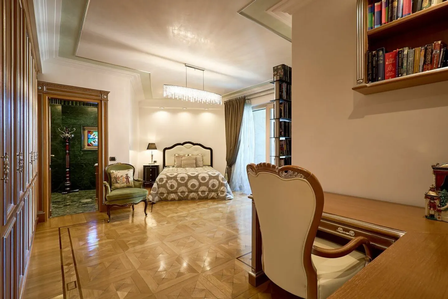 Luxury Apartment with Lake View - Photo 13 of 23