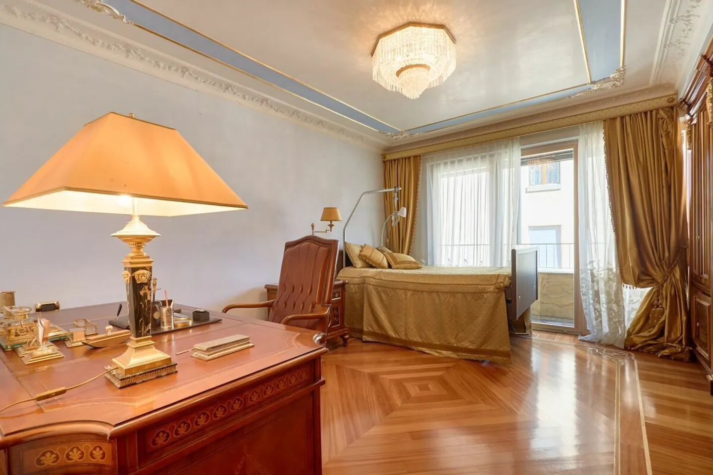 Luxury Apartment with Lake View - Photo 15 of 23