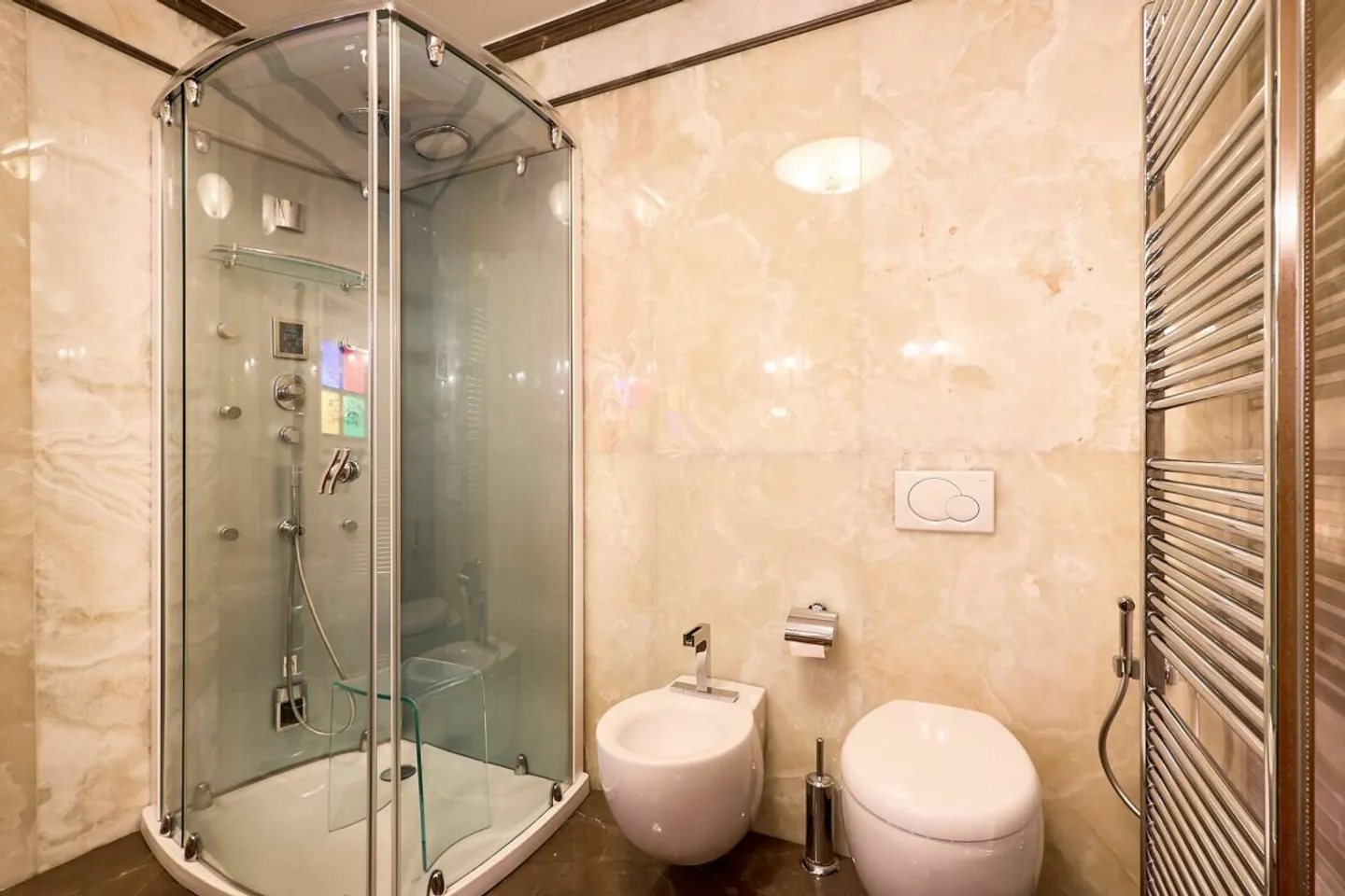 Luxury Apartment with Lake View - Photo 16 of 23