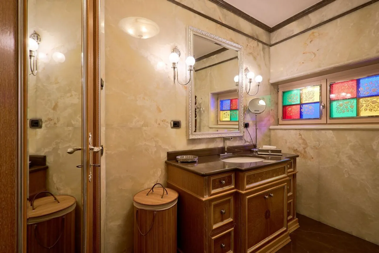 Luxury Apartment with Lake View - Photo 17 of 23