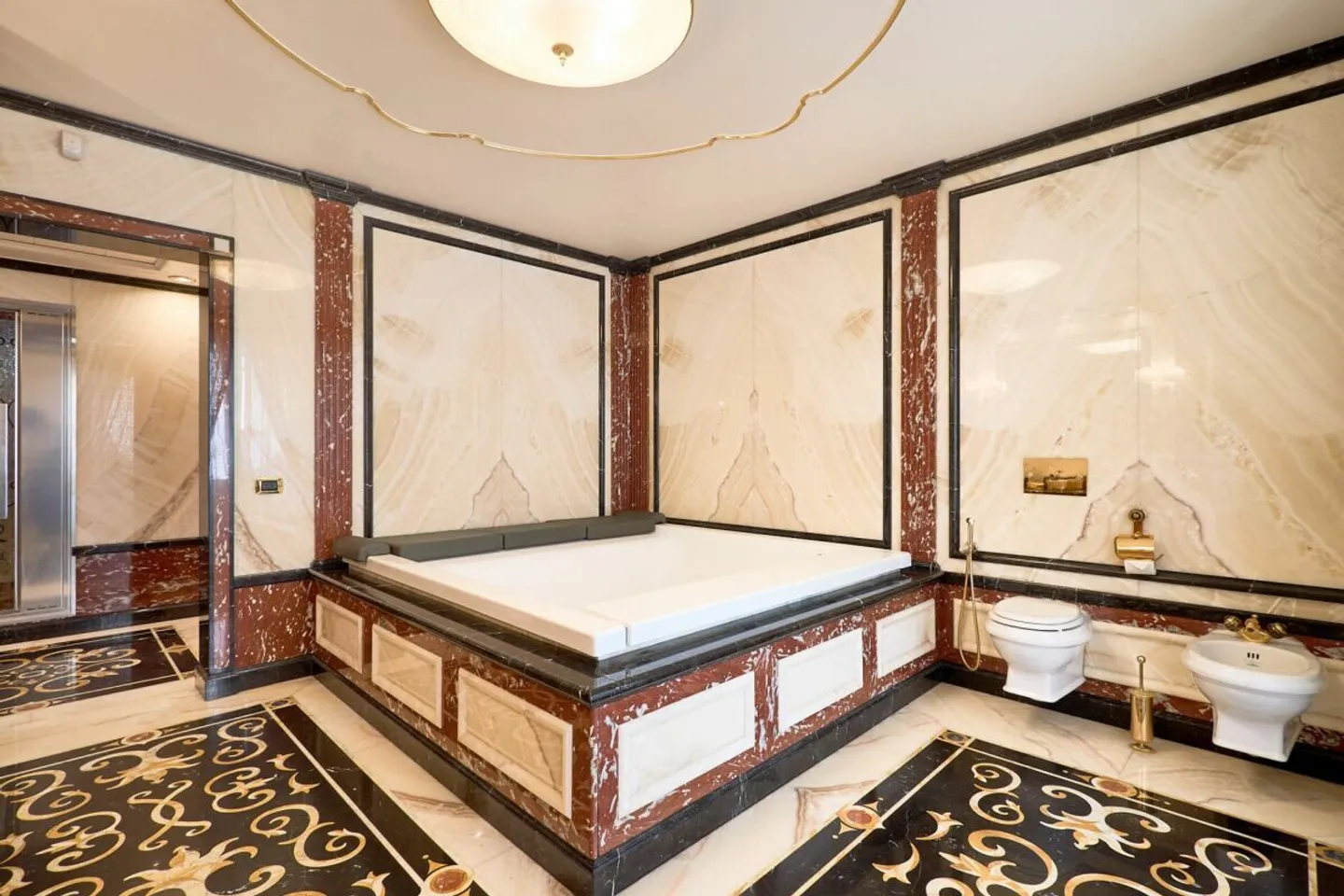 Luxury Apartment with Lake View - Photo 18 of 23