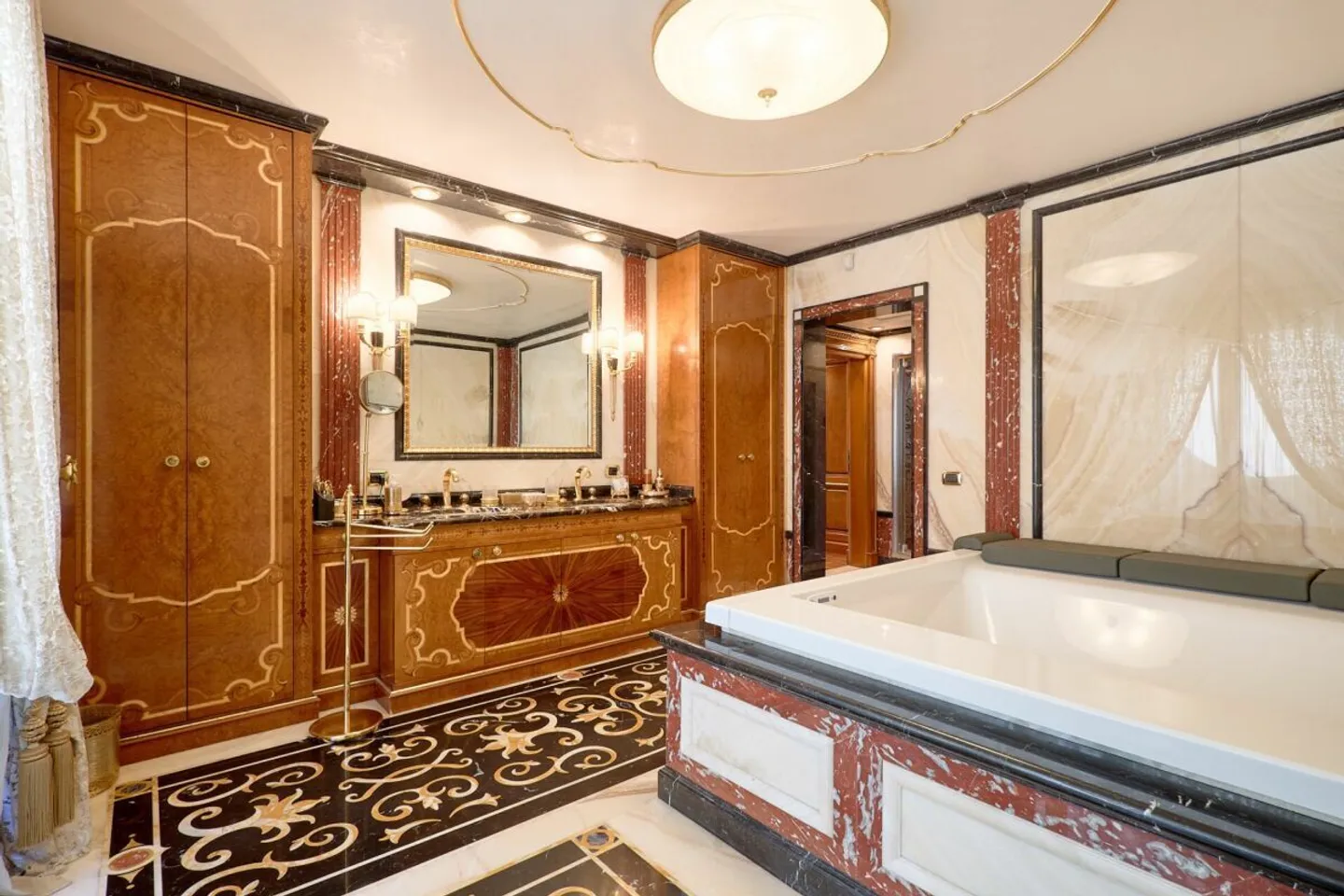 Luxury Apartment with Lake View - Photo 20 of 23