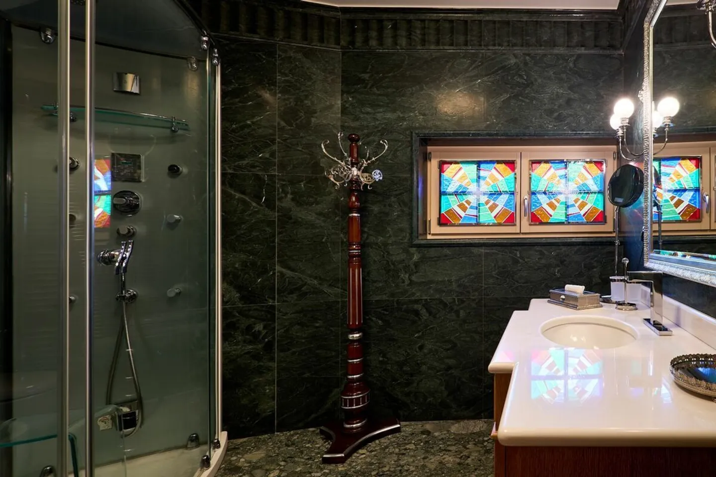 Luxury Apartment with Lake View - Photo 21 of 23