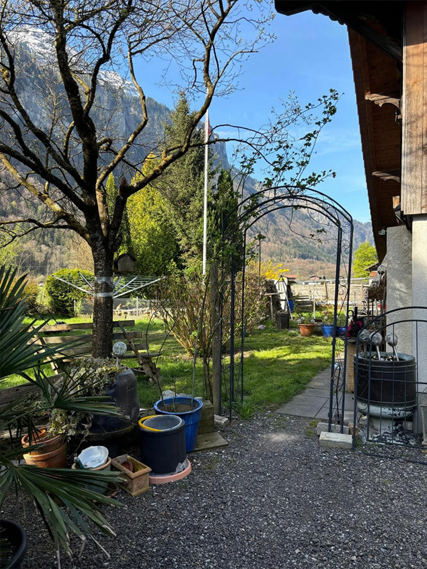 SINGLE FAMILY HOUSE with plenty of outdoor space. - Photo 4 of 8