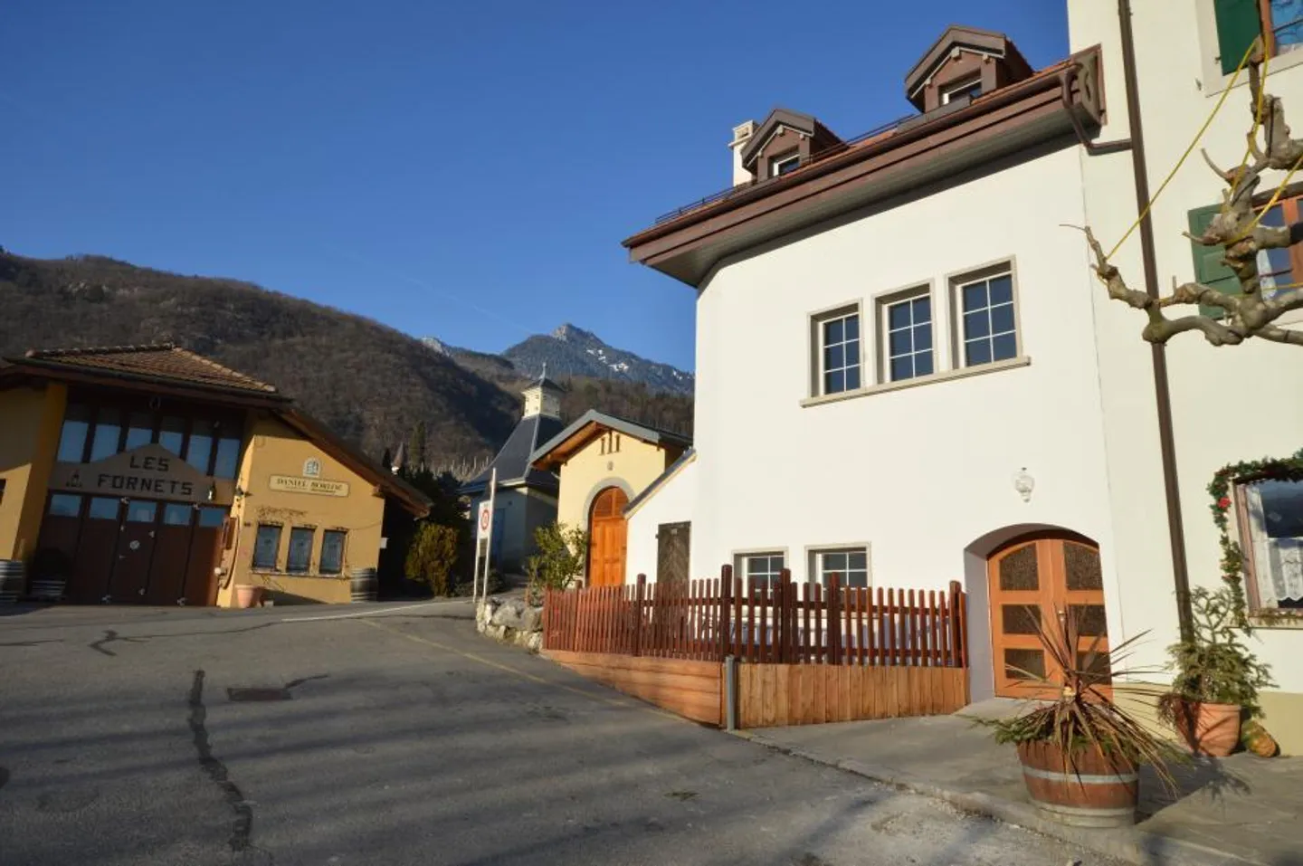 Yvorne: two minutes from Aigle: village house on 3 levels! - Photo 1 of 11