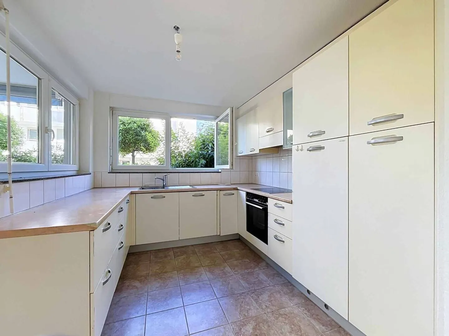 Appartement de 4,5 pièces au rez-de-chaussée avec terrasse - Cabinet 3 - Photo 3 sur 10