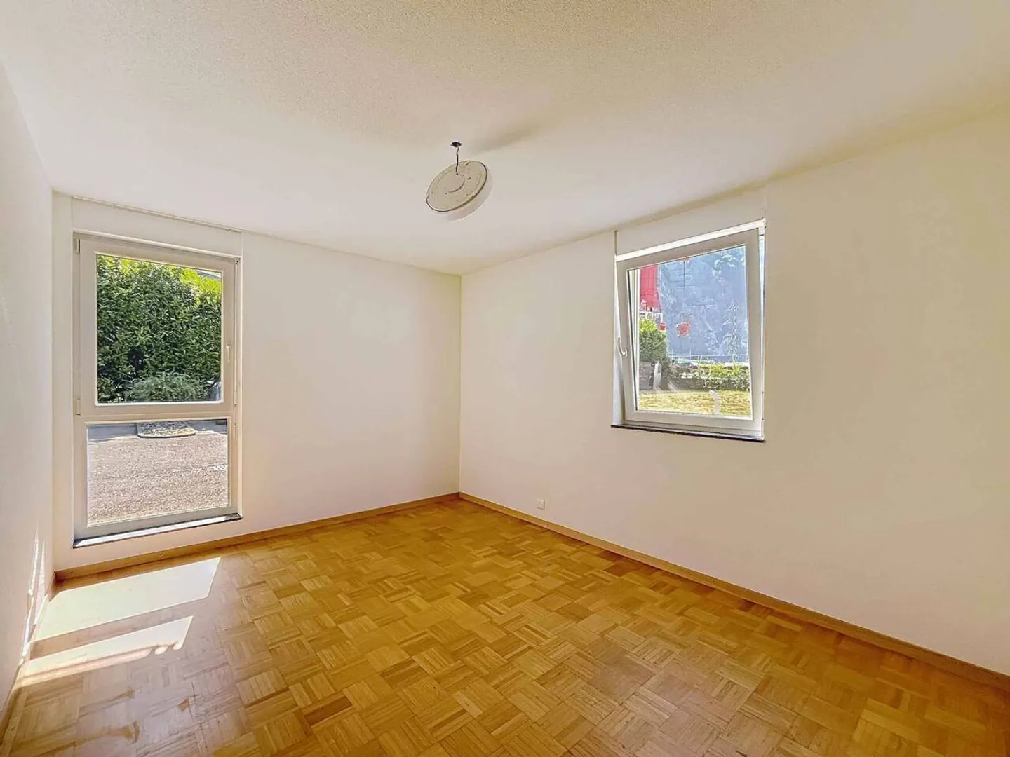 Appartement de 4,5 pièces au rez-de-chaussée avec terrasse - Cabinet 3 - Photo 4 sur 10