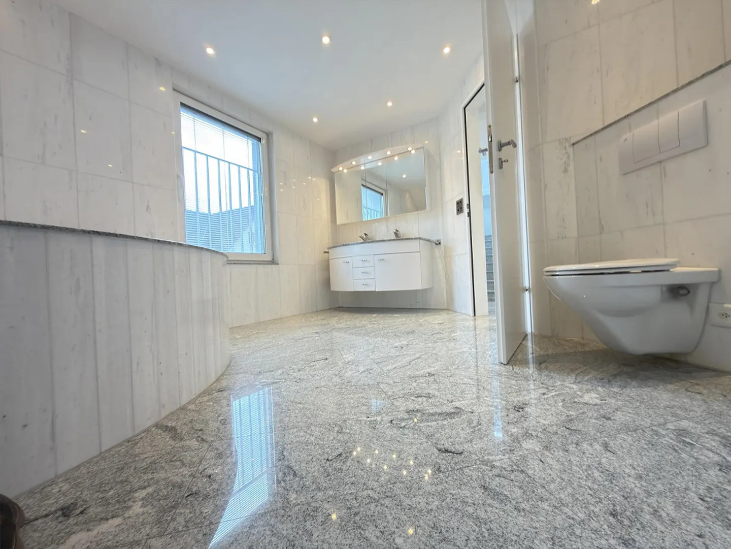 Appartamento spazioso in posizione centrale - Foto 3 di 26