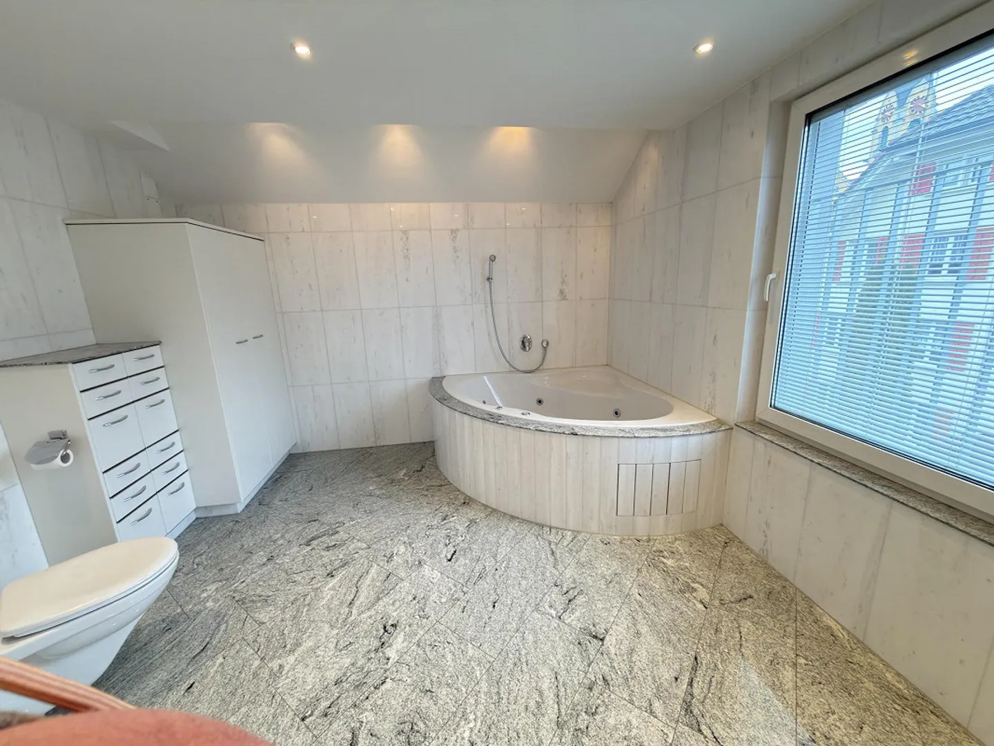 Appartamento spazioso in posizione centrale - Foto 4 di 26