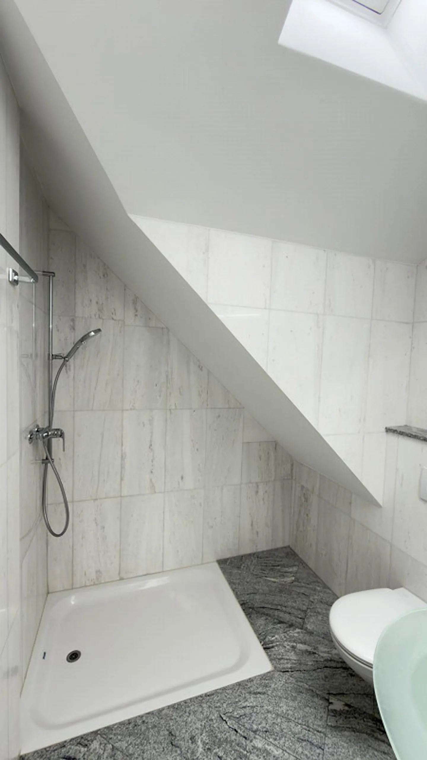 Appartamento spazioso in posizione centrale - Foto 5 di 26